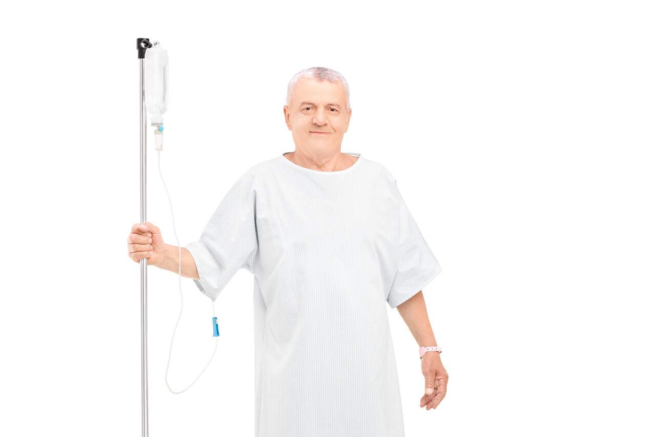 一位老人越来越孤立的白色背景上的静脉输液