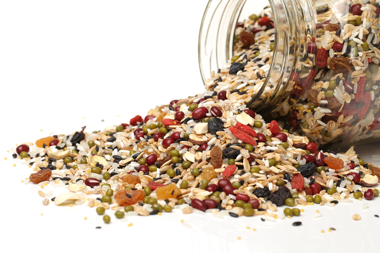 全谷物在白色背景上的瓶子里