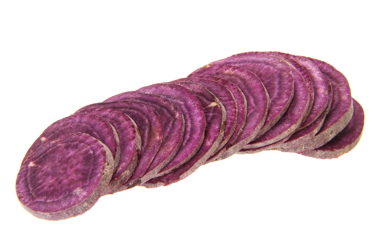 新鲜紫甘薯孤立的白色背景上的碎片