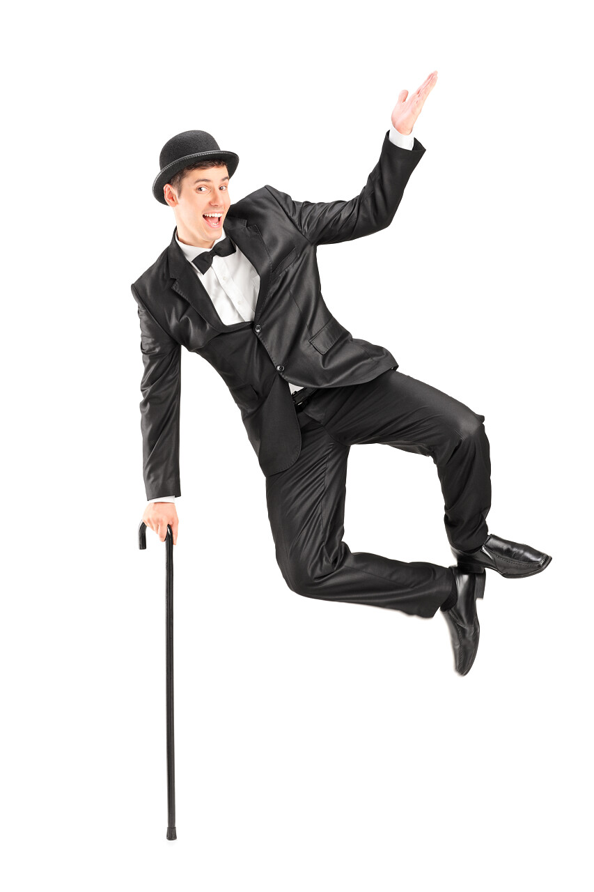 跳了起来 拄着拐杖 孤立的白色背景上的魔术师
