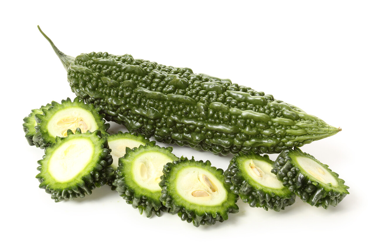 二十四节气夏至24节气白色背景上的苦瓜件