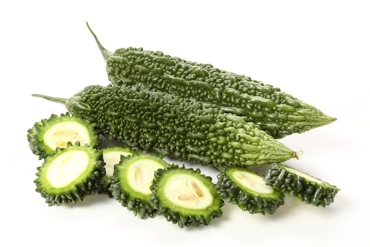 二十四节气夏至24节气白色背景上的苦瓜件