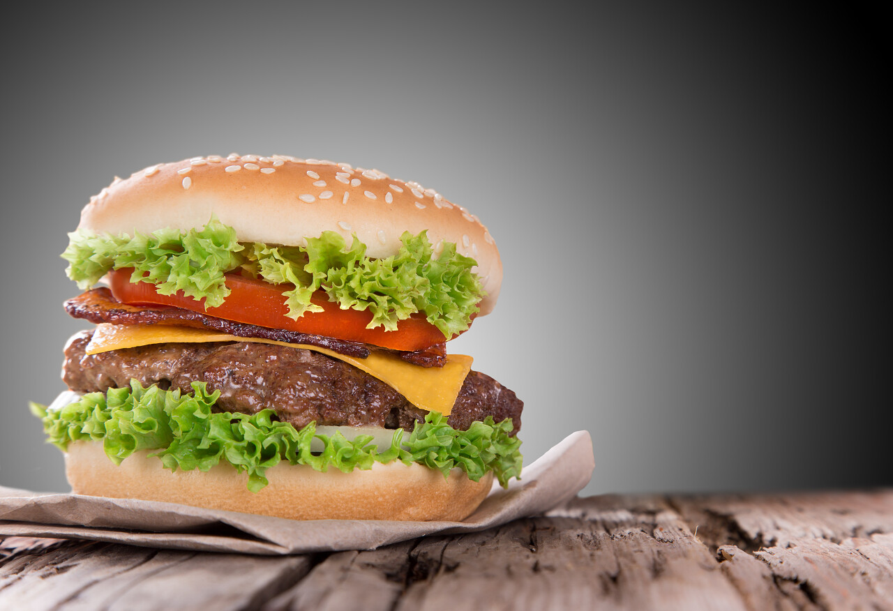 木制背景的美味汉堡包