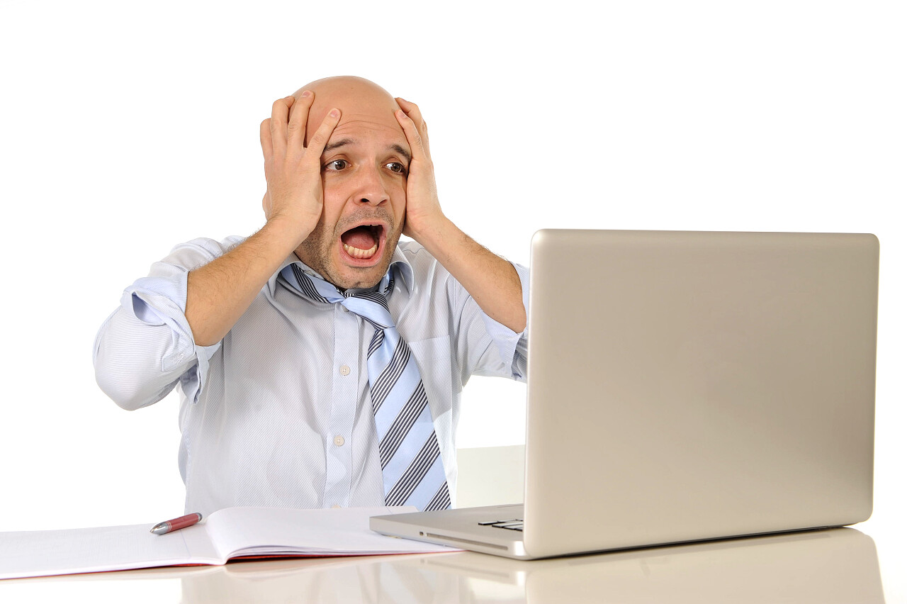 年轻人有吸引力的商业人绝望和沮丧的电脑前工作时的压力疲劳辛苦工作焦虑疲劳烦躁紧张害怕烦躁恼火烦躁