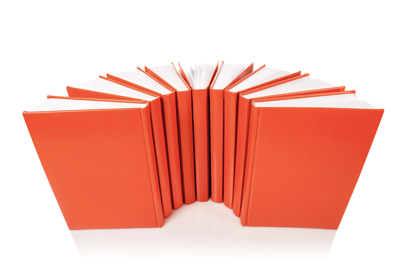 堆在白色背景上的红色书读书分相会阅读世界读书日