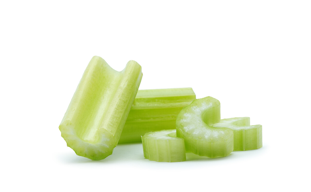 白色背景的芹菜