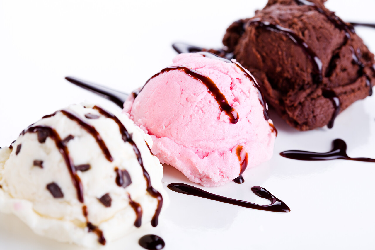 三个球的冰激淋的照片