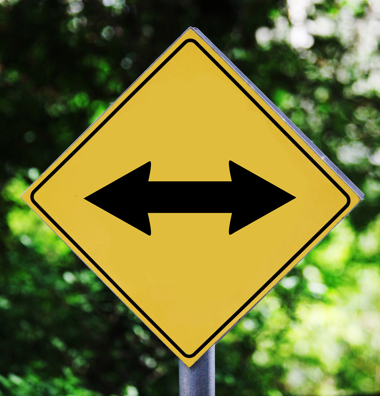 带有双箭头图案的黄色交通标签