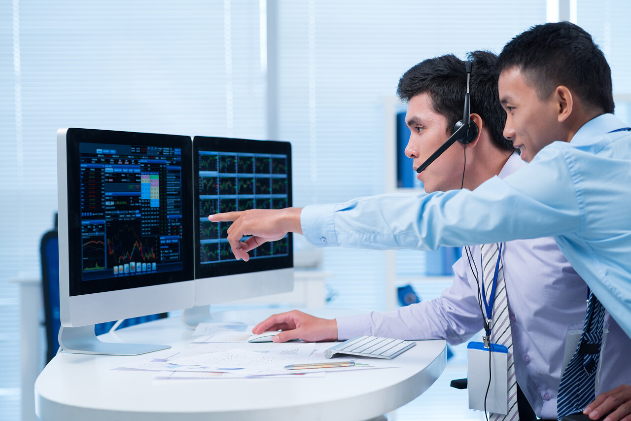 快乐的经纪人向他的同事展示出一些提升的迹象