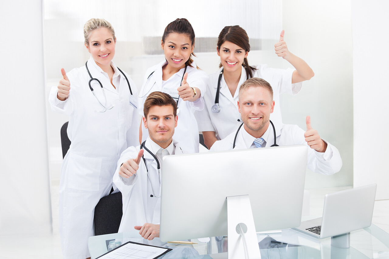 自信医生手势大拇指在诊所办公桌加油点赞医生的手医生手势点赞手势