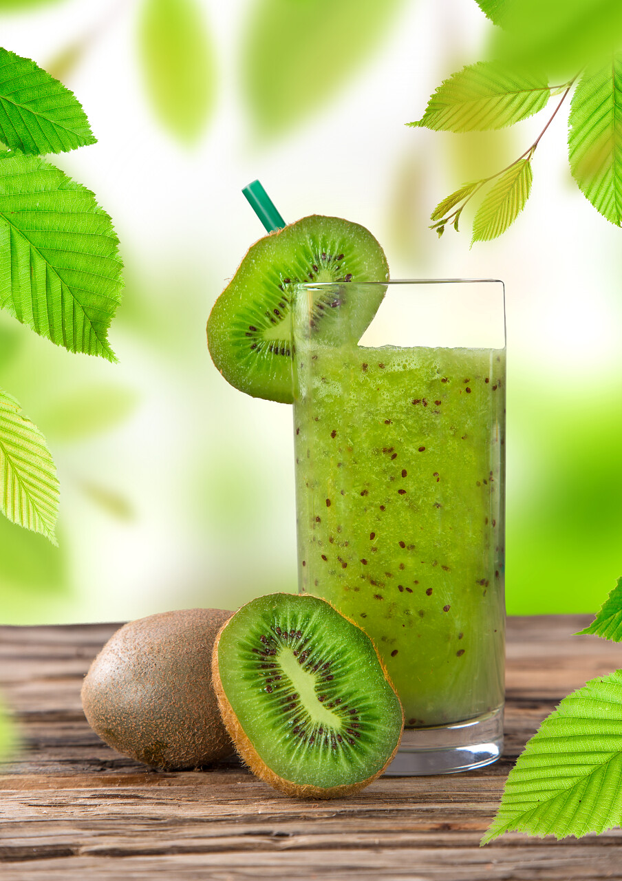 鲜榨果汁混合水果 健康饮品木制的桌子上.