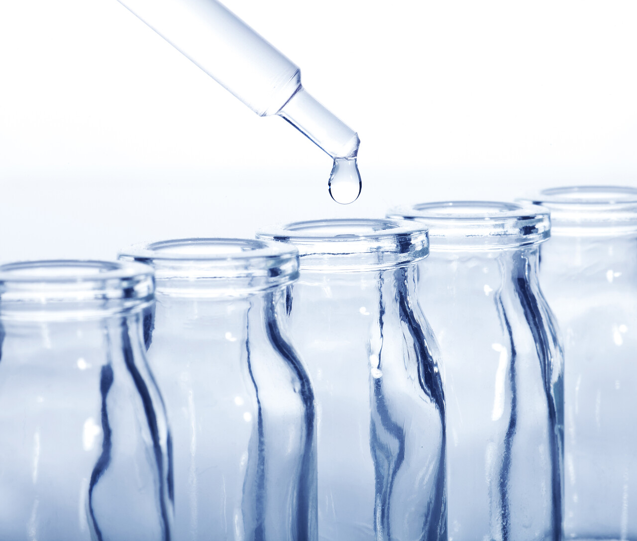 医学玻璃瓶和白色背景上的滴管.