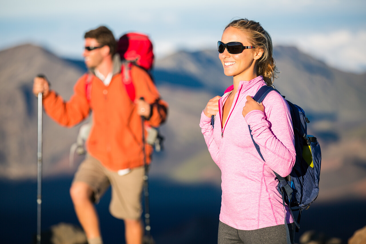 男人和女人在户外爬山攀登露营运动努力克服困难户外旅游