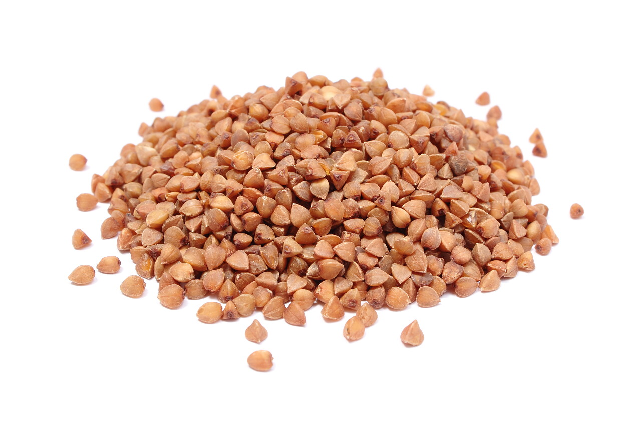 一堆棕色去壳荞麦