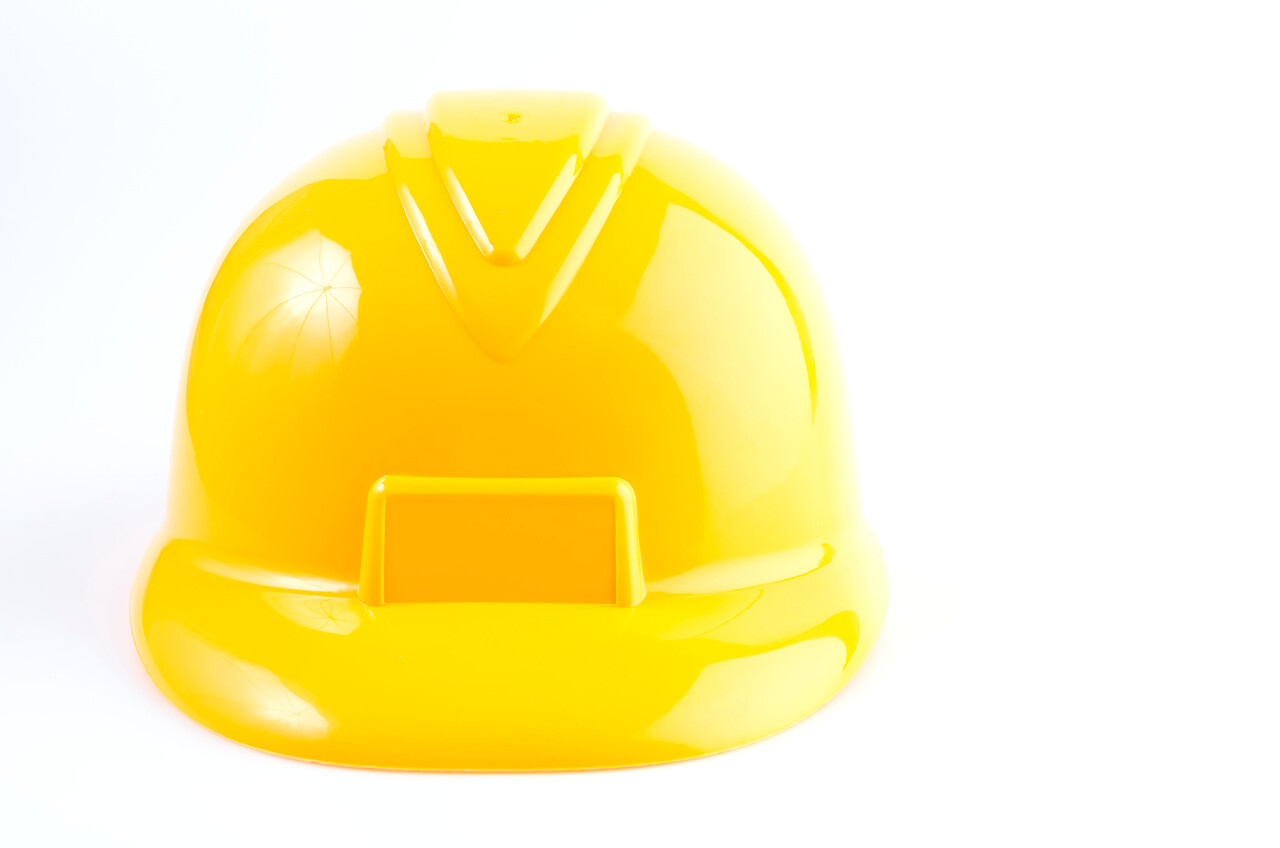 孤立在白色背景上的黄色安全帽