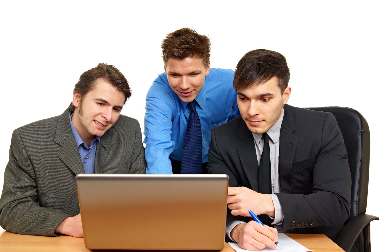 思考与计算机的业务伙伴的形象企业专业商务精英团队