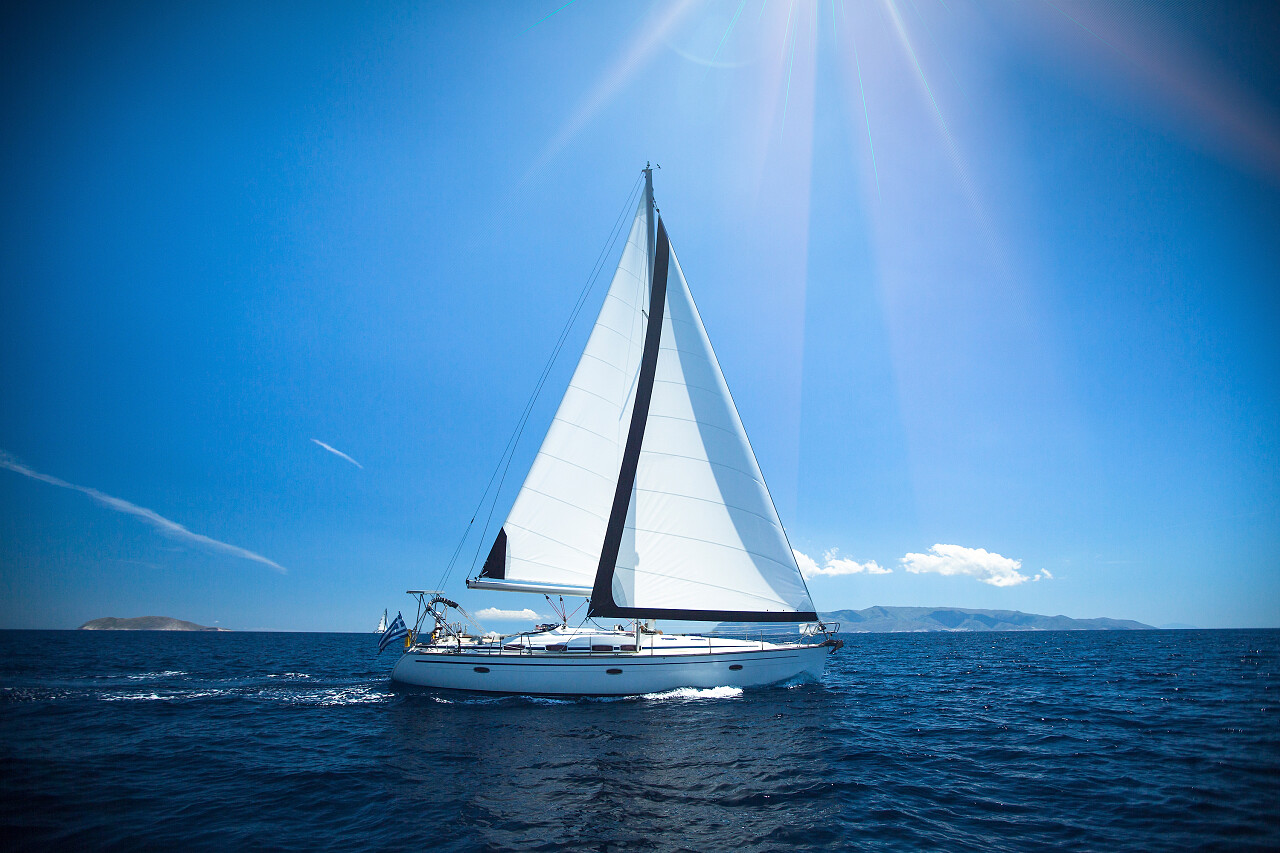 船在海上的白色风帆游艇帆船运动 豪华游船坚持