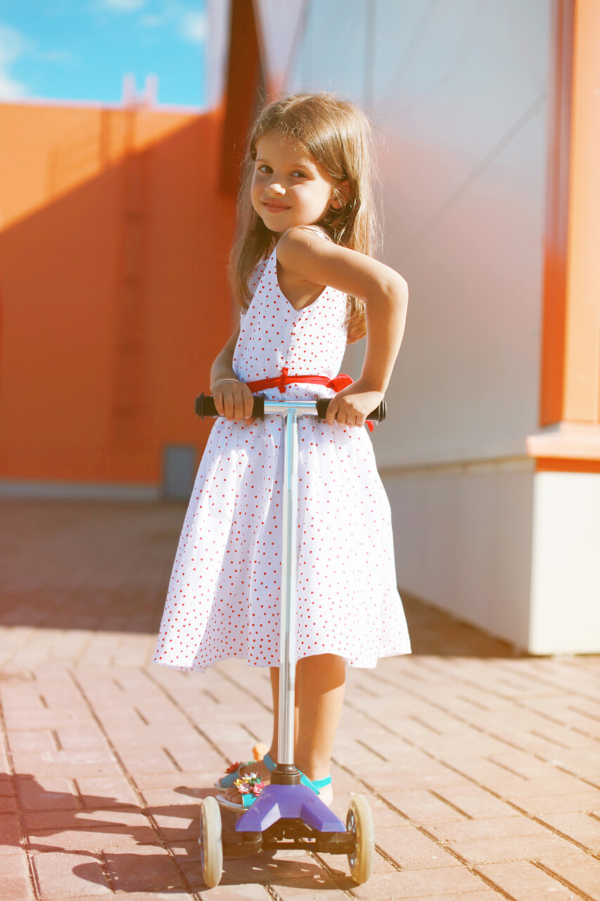 肖像积极的儿童滑板车上