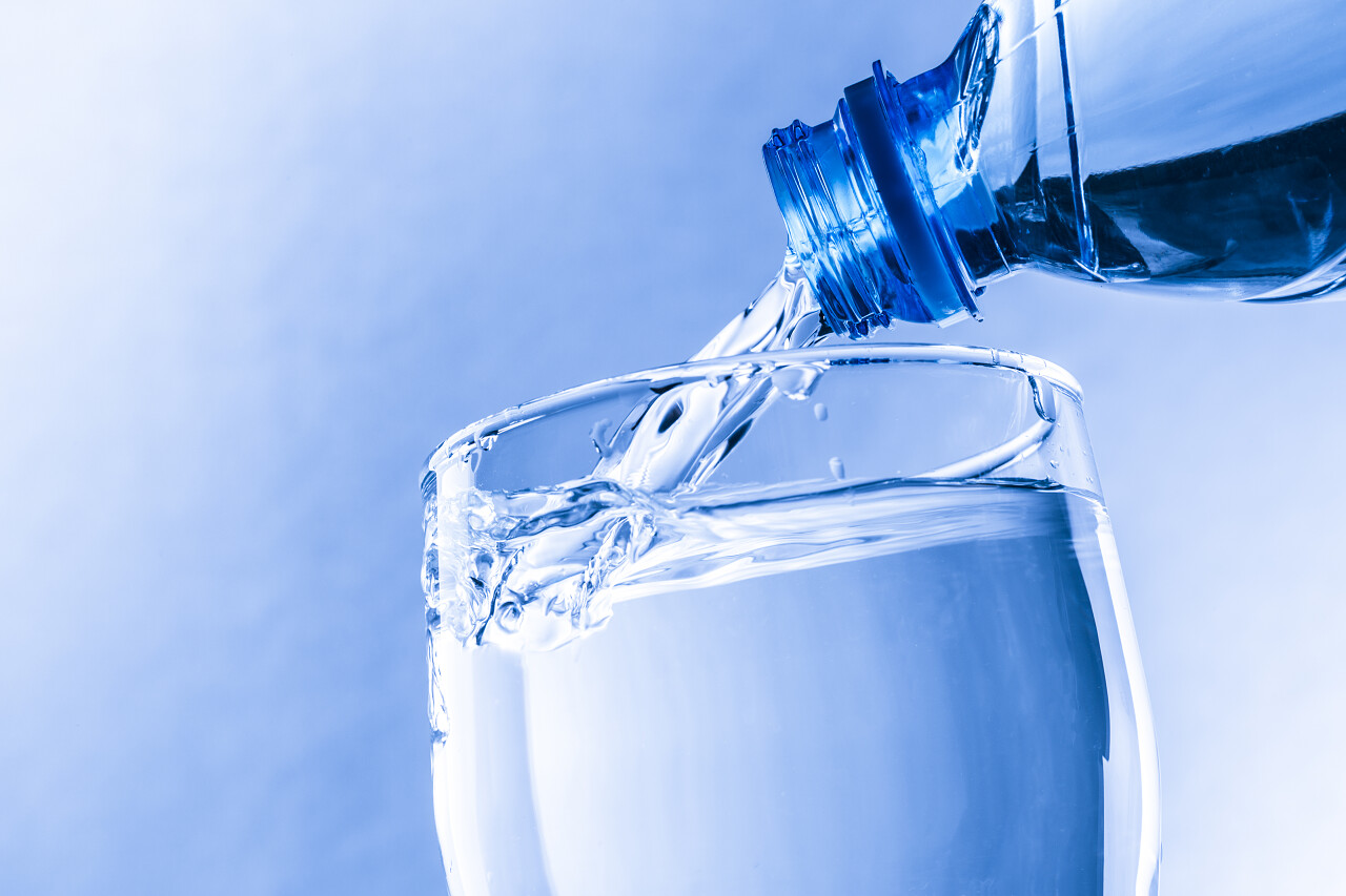 水从瓶子里倒进玻璃杯