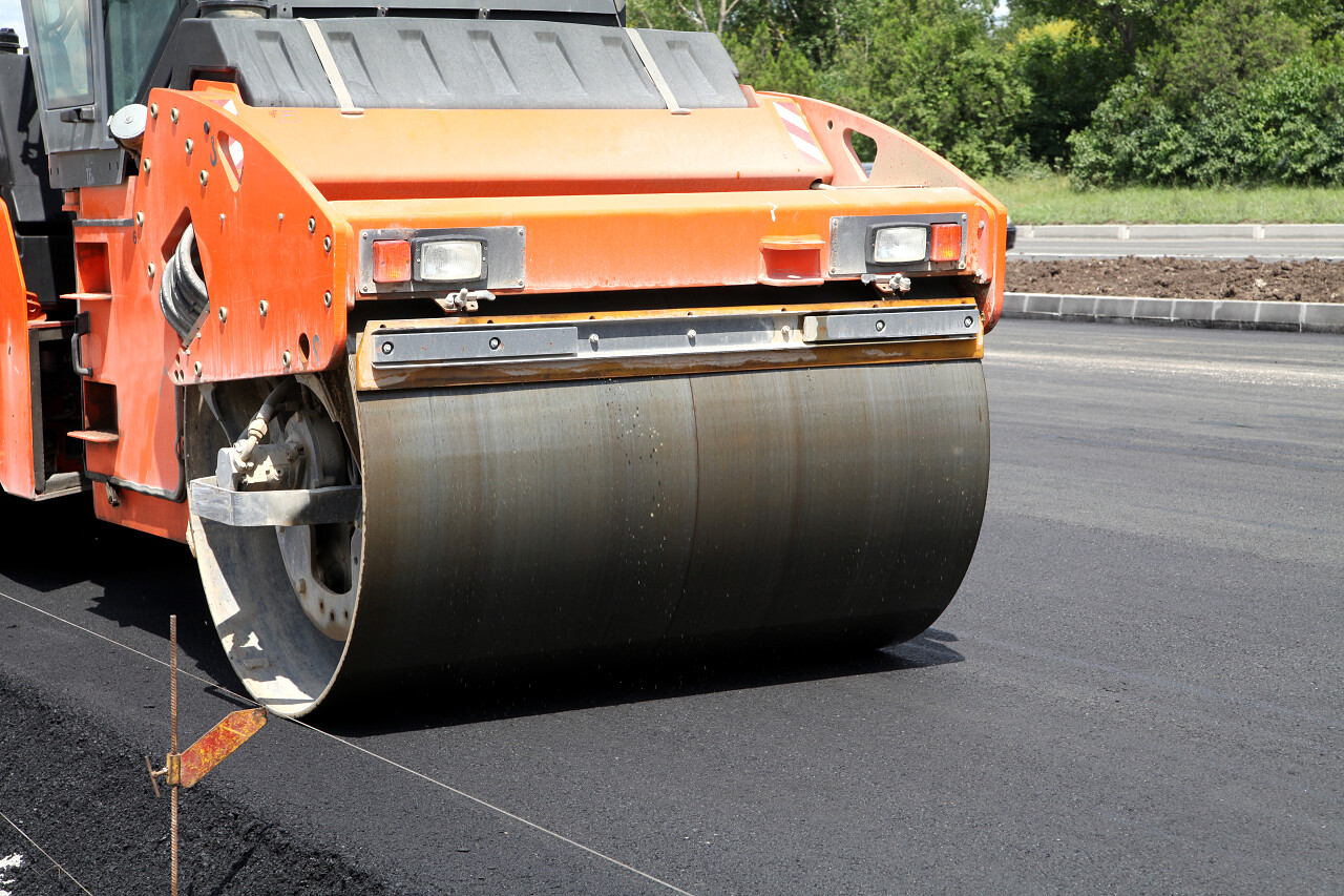 重振式压路机碾压沥青路面