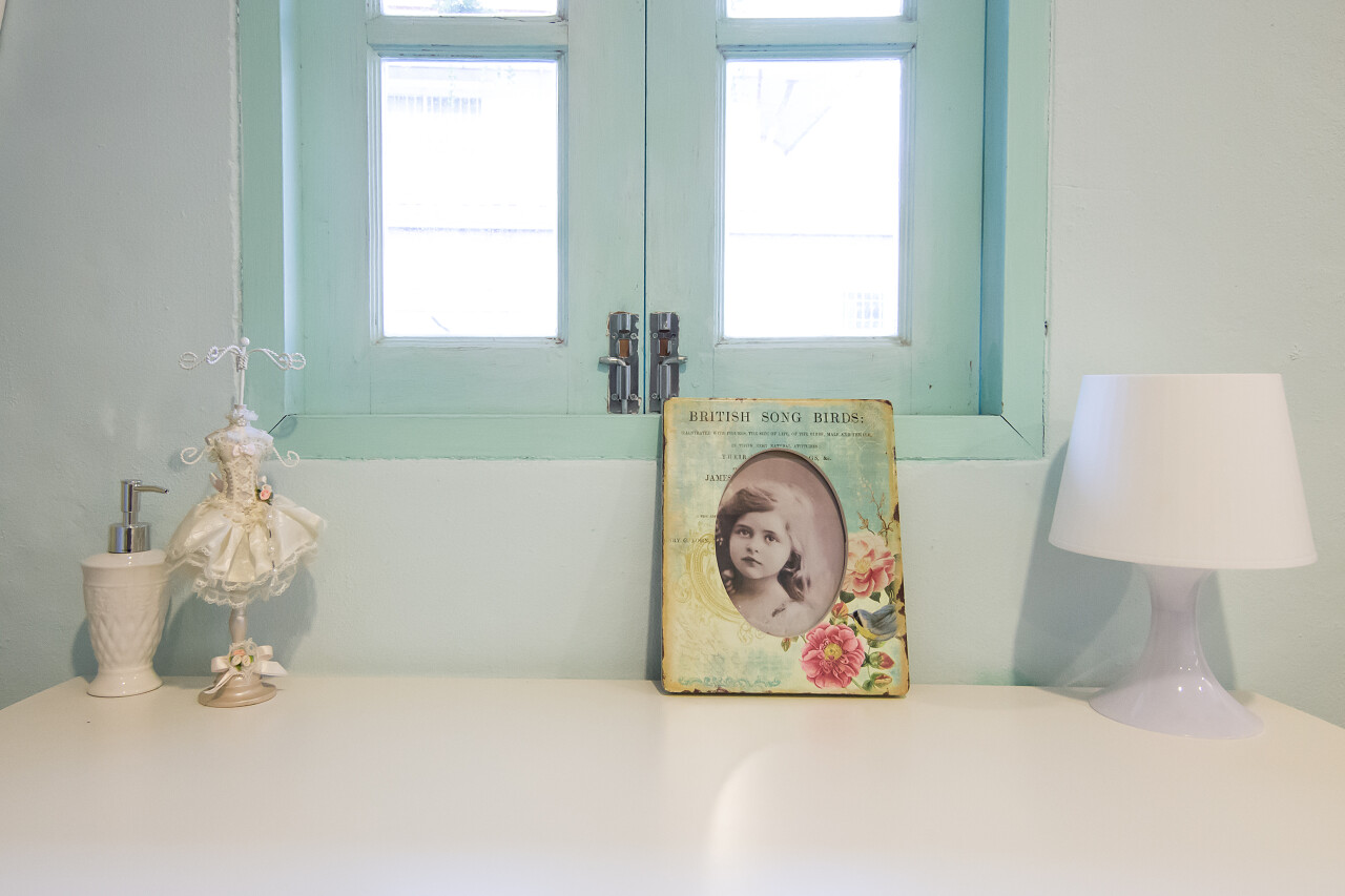 白色老式的卧室里的梳妆台图片