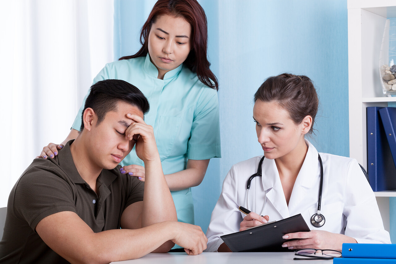 伤心的病人在医生办公室里烦躁恼火烦躁无奈后悔