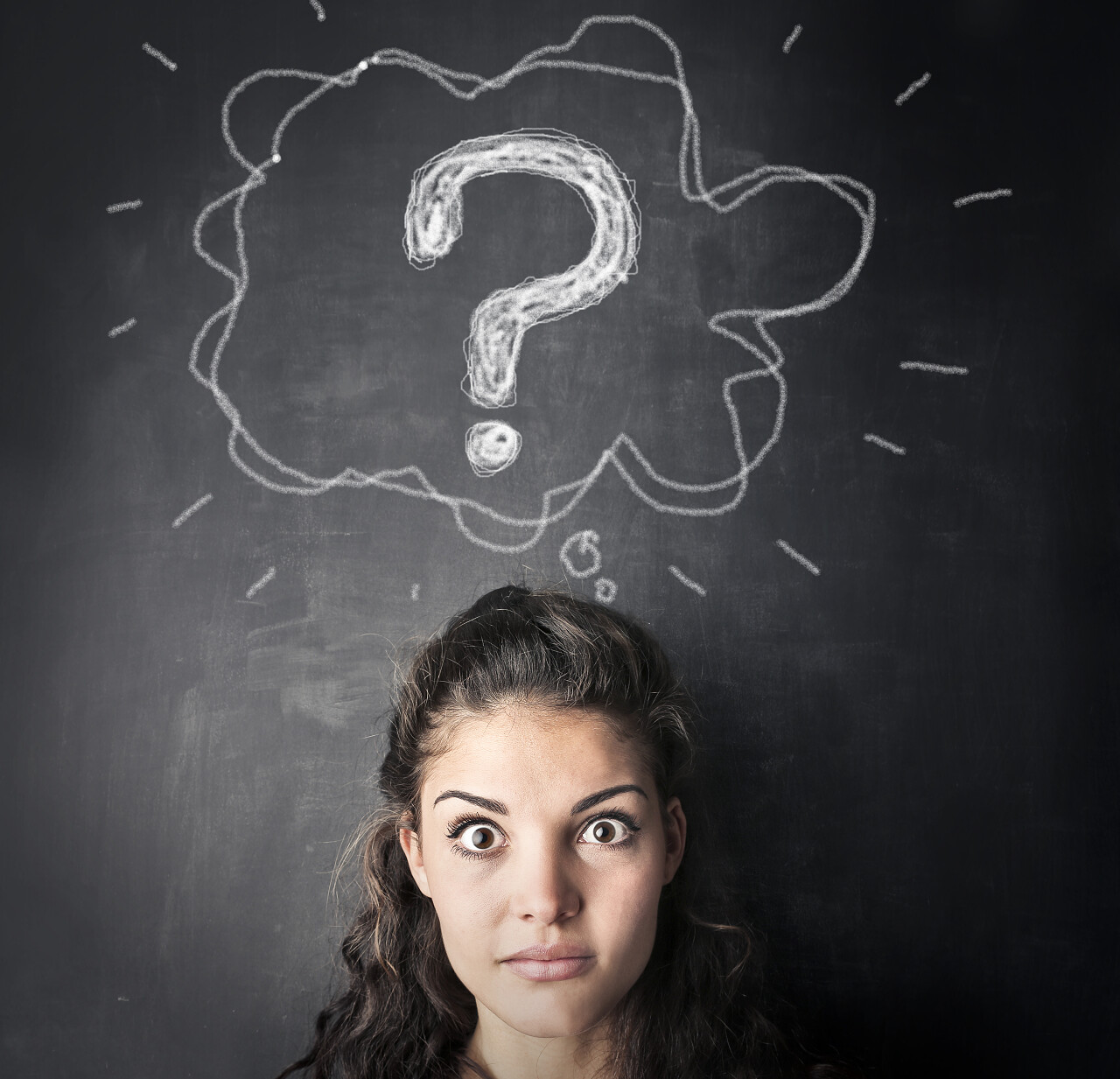 黑板上的问好和睁大眼睛的女孩提高记忆力