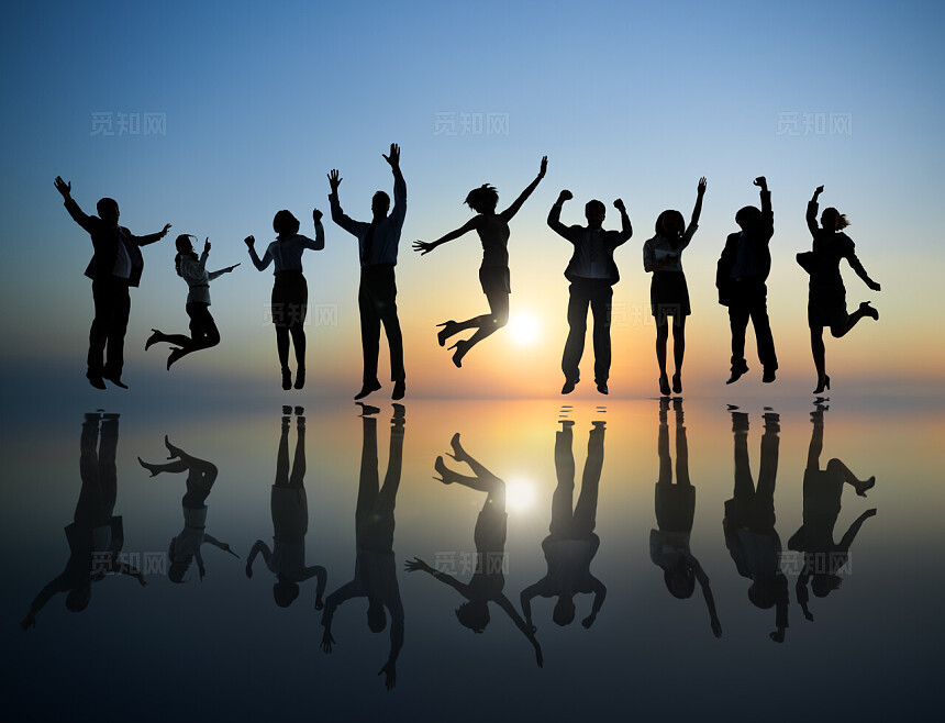 一群人庆祝跳跃奋斗奋斗青春活力