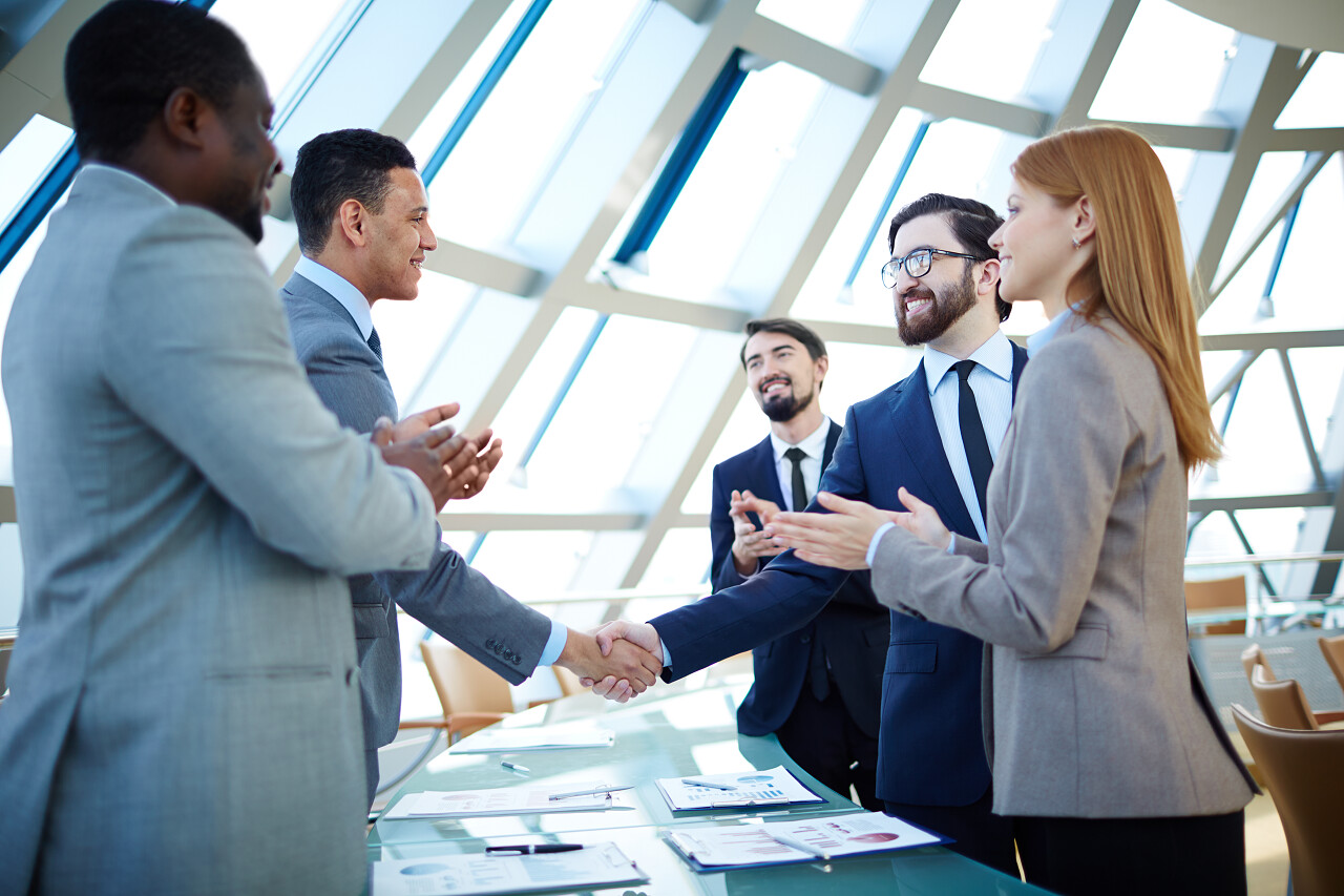 业务人士达成合作签约成功签约成功合作合作团结握手团结手势合作平台团队交流沟通会议商务合作握手成功人士图片