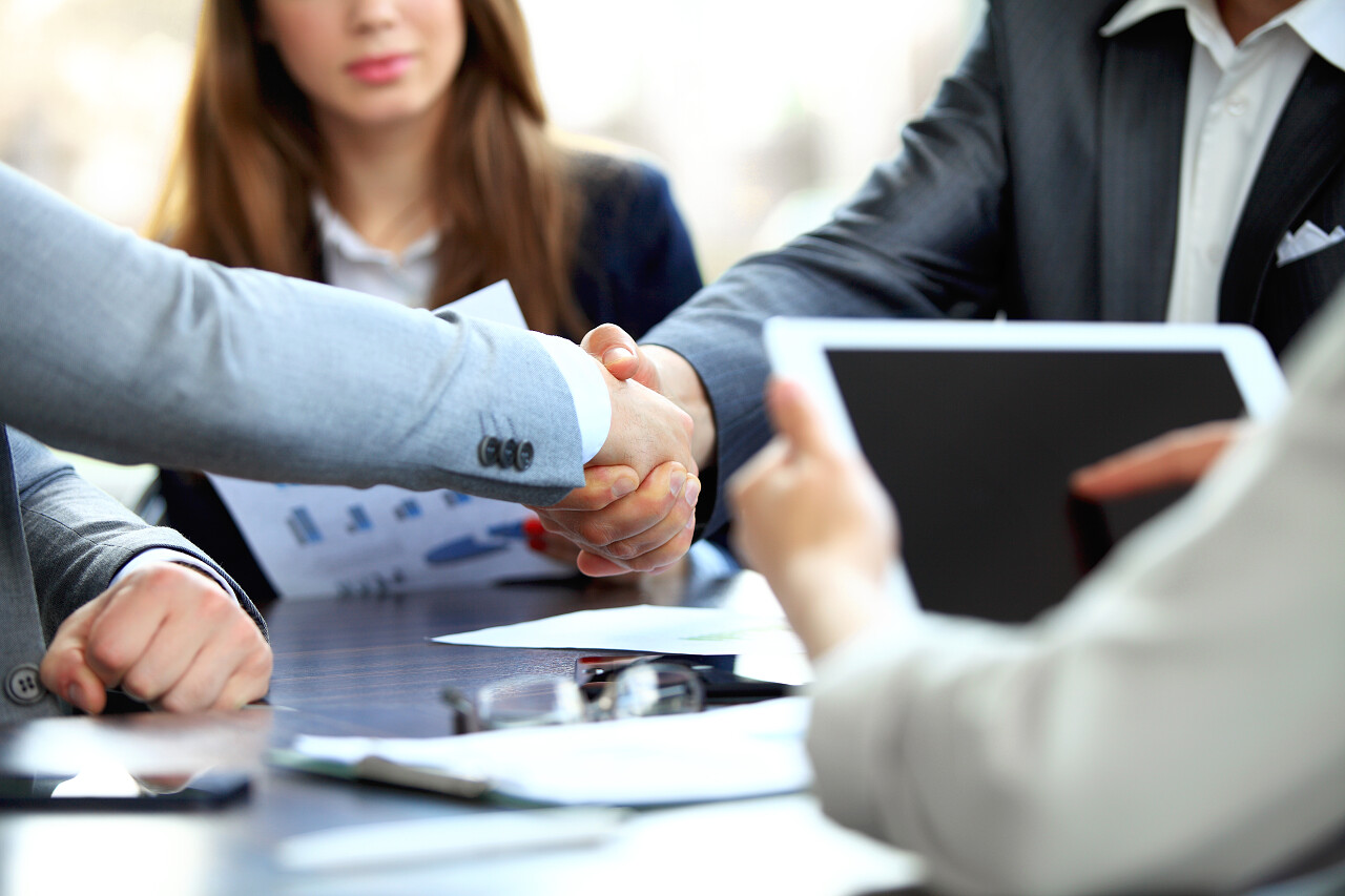 商人们握手结束了一个会议合作团结握手团结手势合作平台商务合作握手