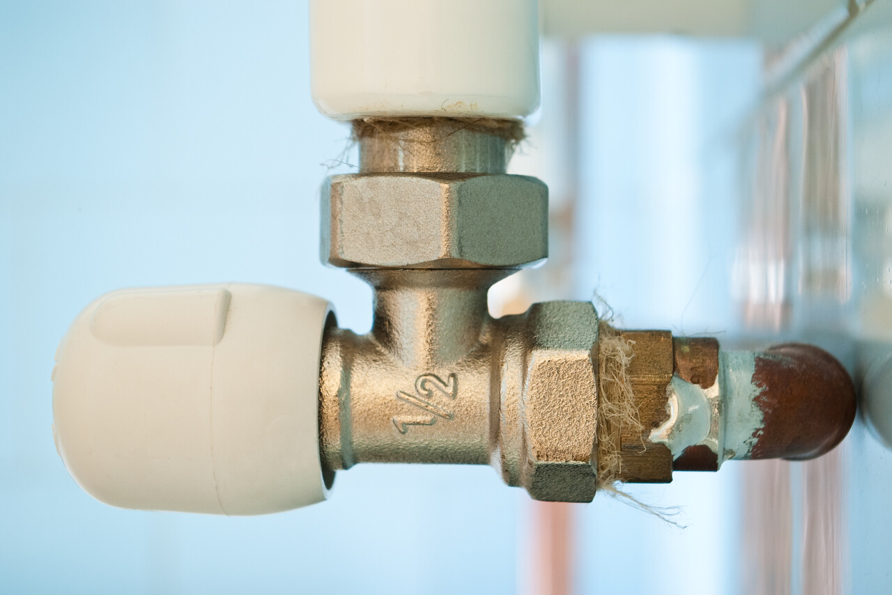 散热器和旋钮的特写图片