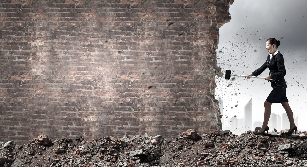 年轻漂亮女商人用手中的锤子315消费者权益日