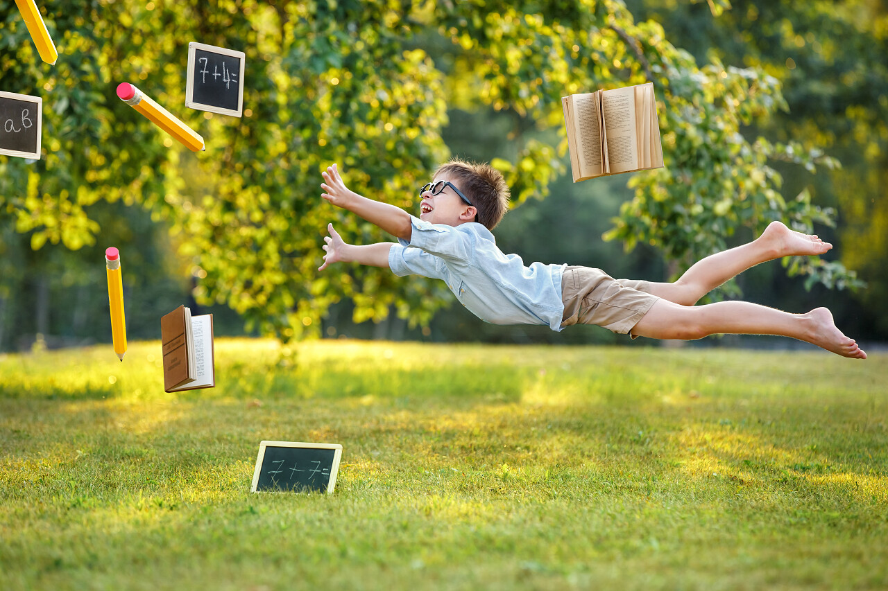 渴求知识飞行可爱的小男孩飞行的书