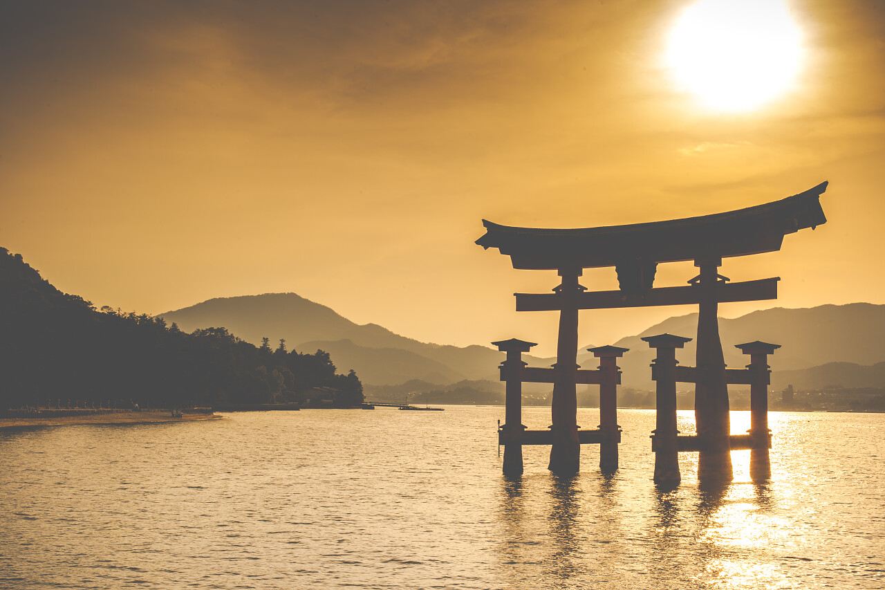 宫岛日本著名大神道牌坊站在广岛市海洋日本旅游