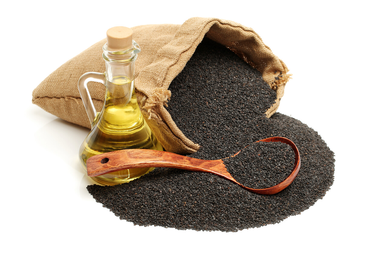 油瓶子和木勺黑芝麻包