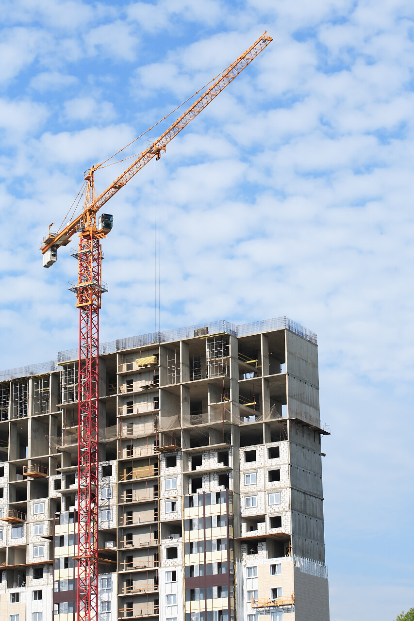 施工的住宅与建筑起重机