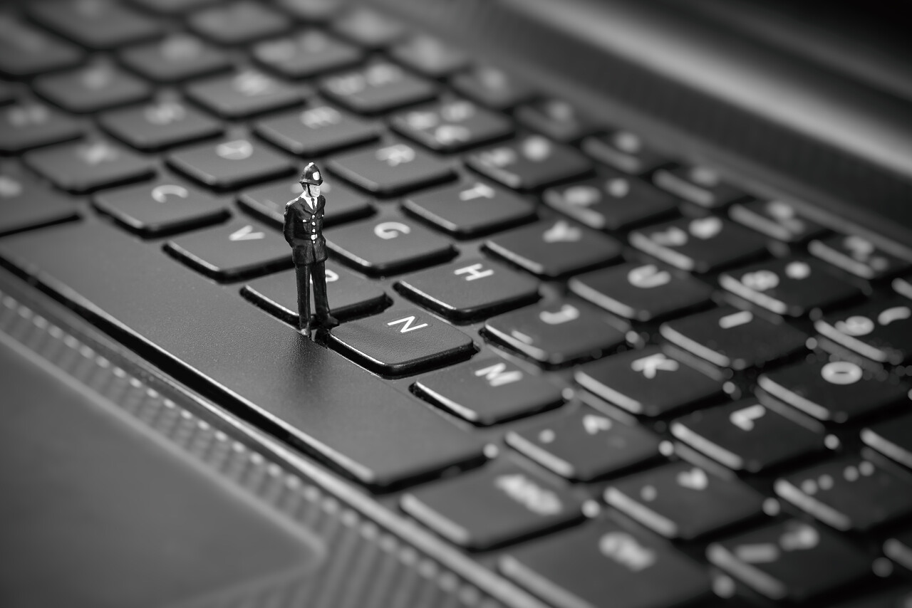 检查笔记本电脑的小型警察图片