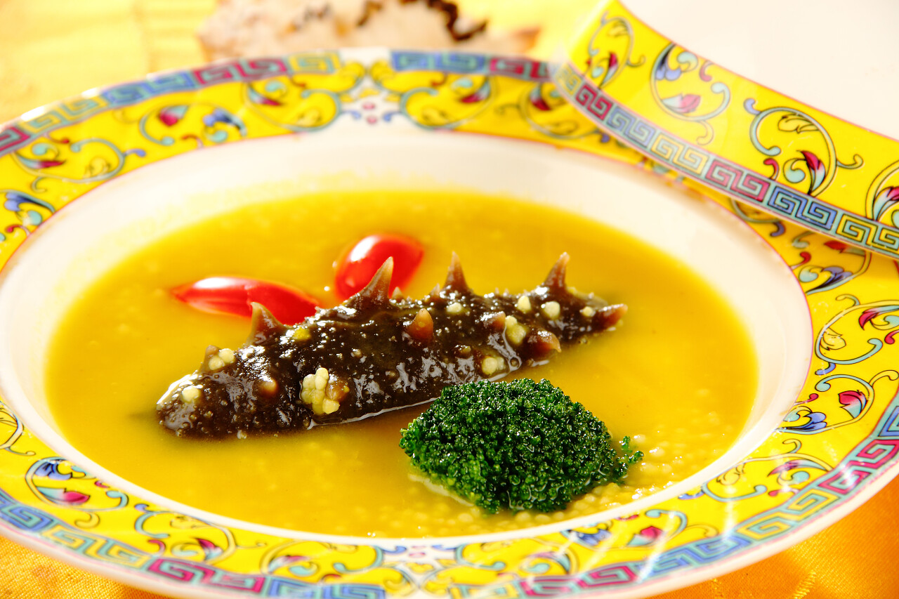 餐桌上放着一盘西红柿海参汤