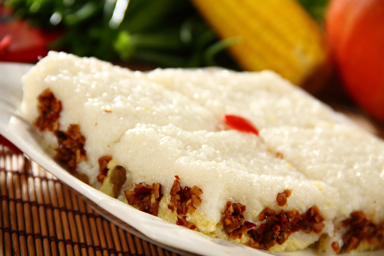 凉席下放着一盘美食