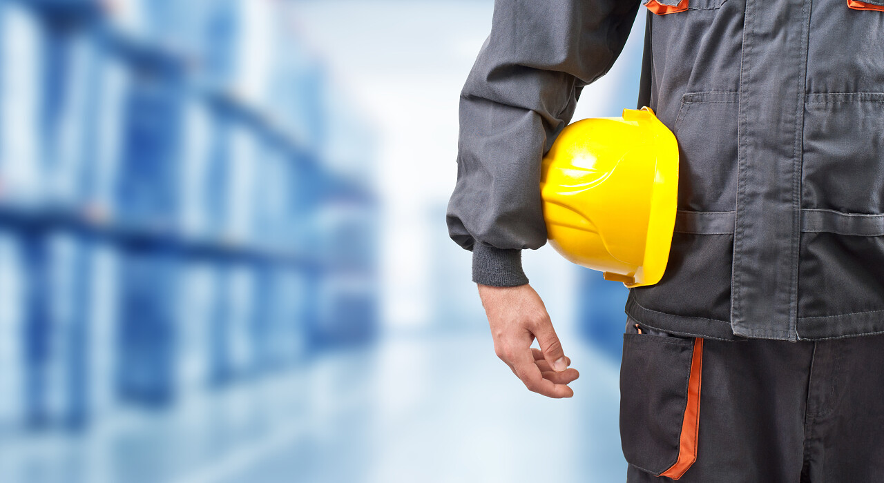 安全生产月安全生产工程师为工人持有黄色头盔