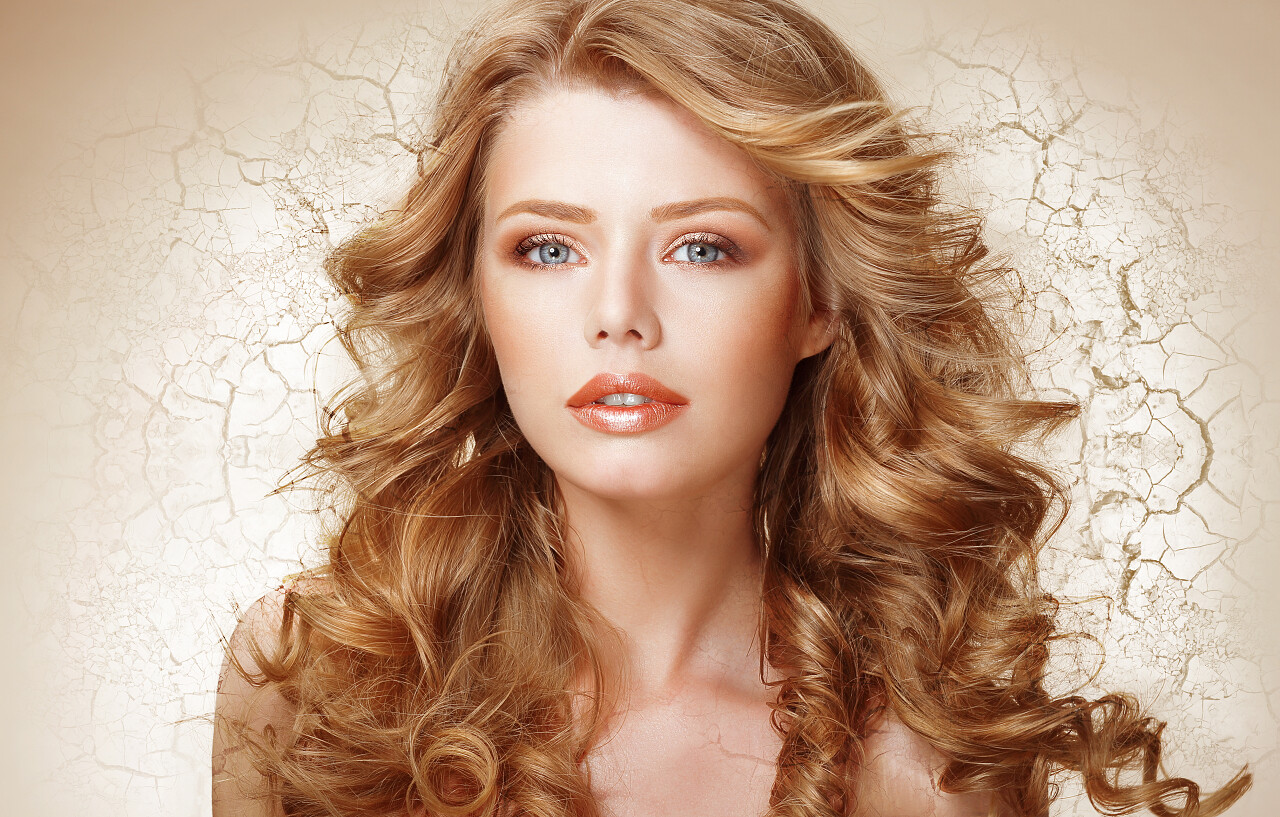 复苏的概念在破裂的卷发女人干墙