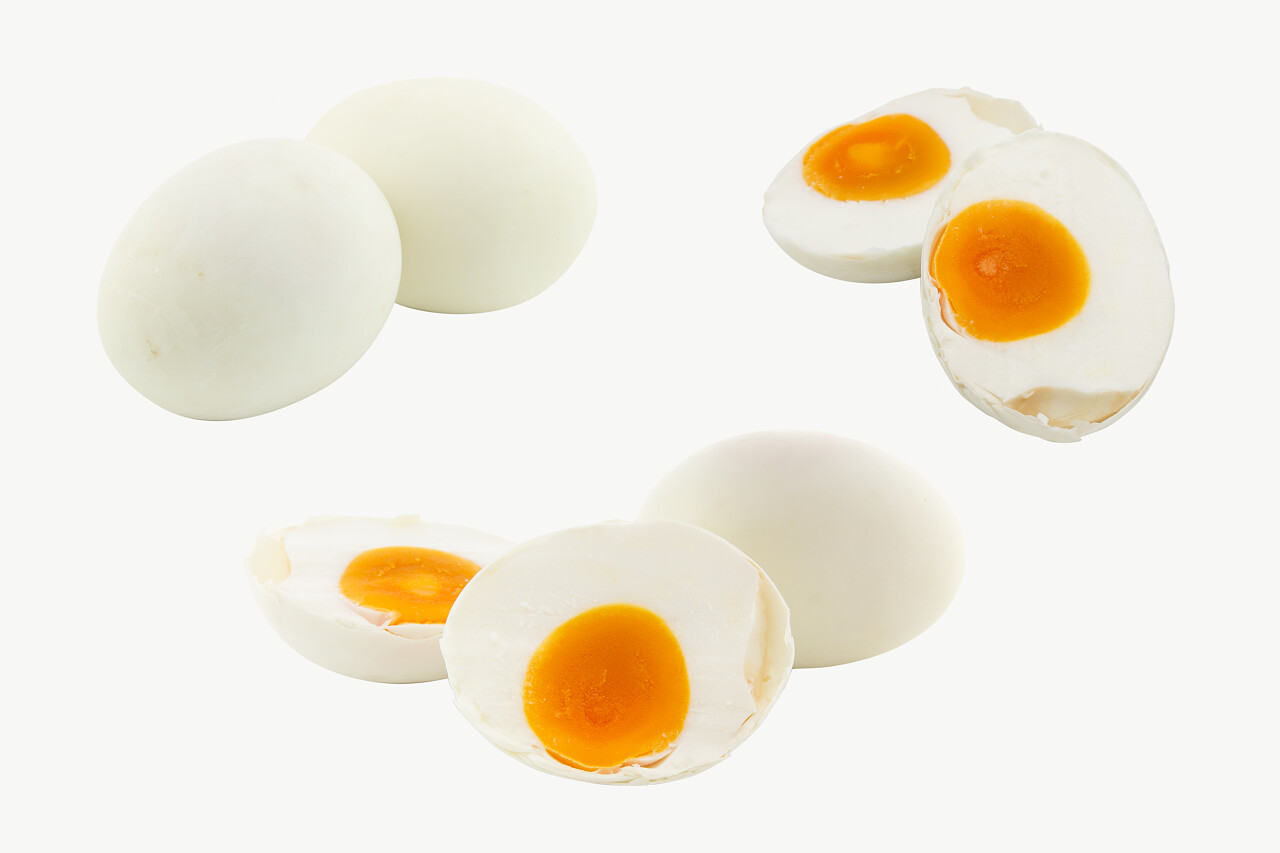 咸的鸭蛋一套白色背景上孤立