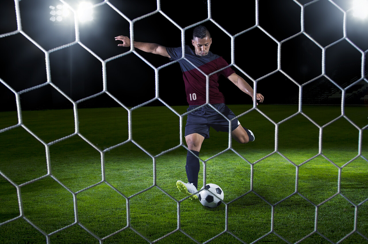 西班牙裔美国人的足球运动员准备一场比赛中投篮查看后面的目标目标