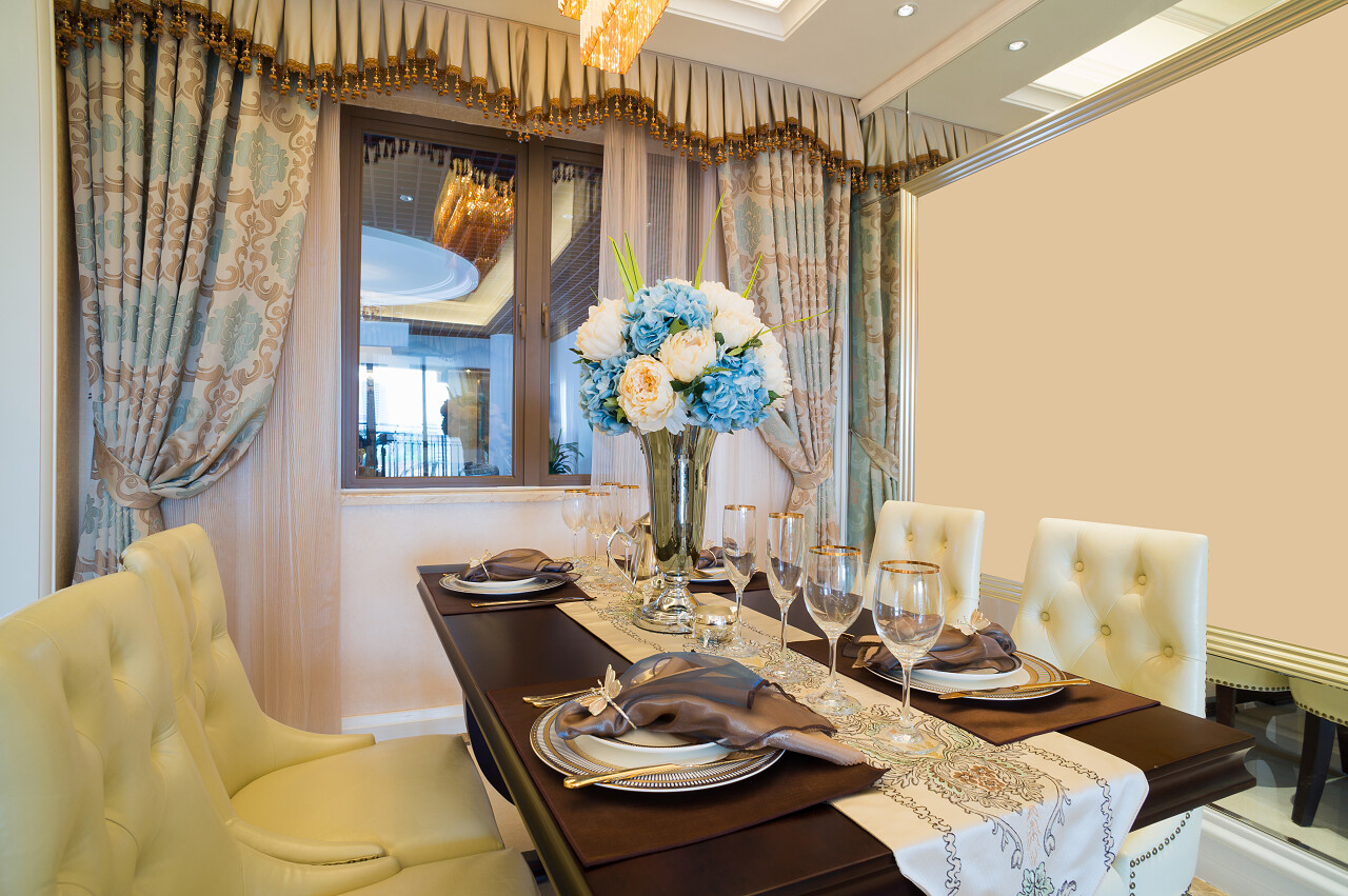 桌子豪华餐厅有很好的装饰和家具