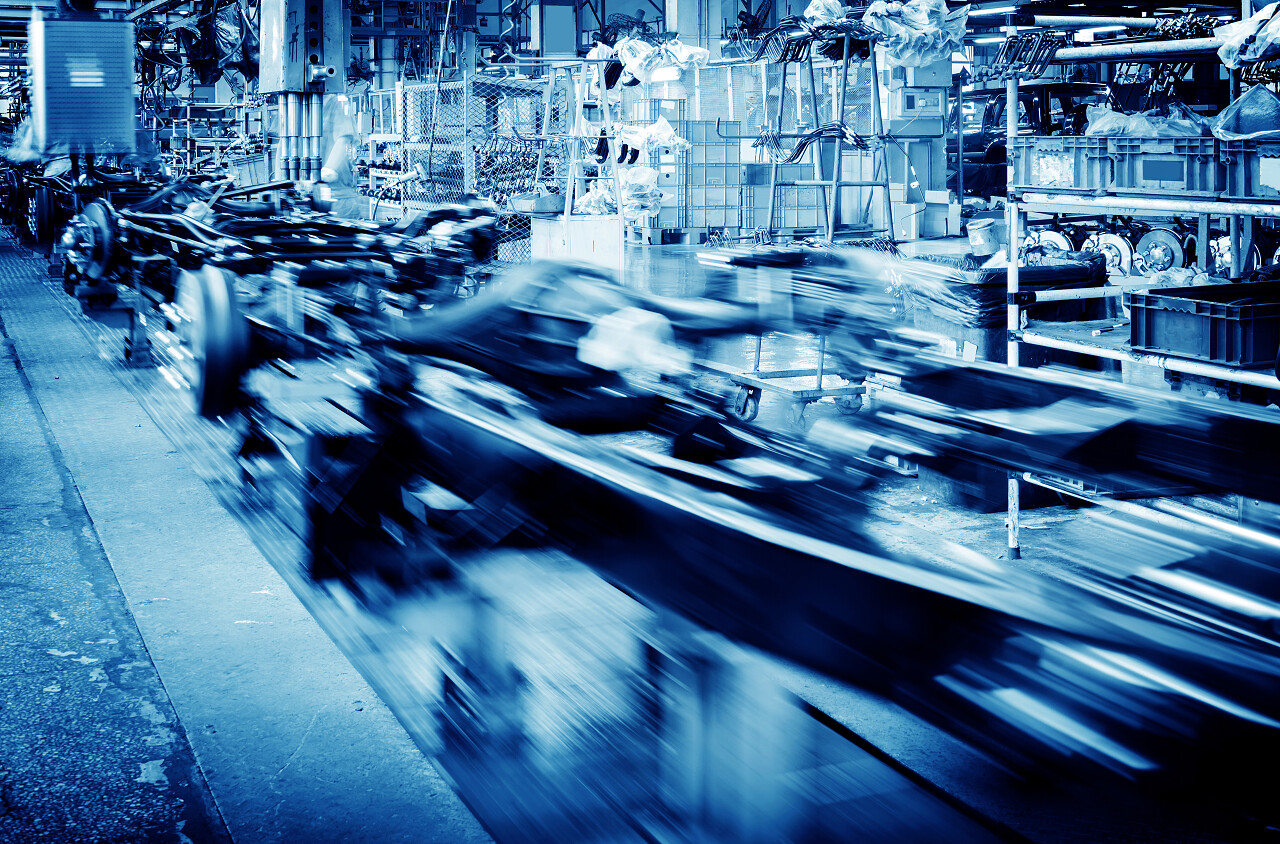 工厂车间汽车生产线运动模糊图像