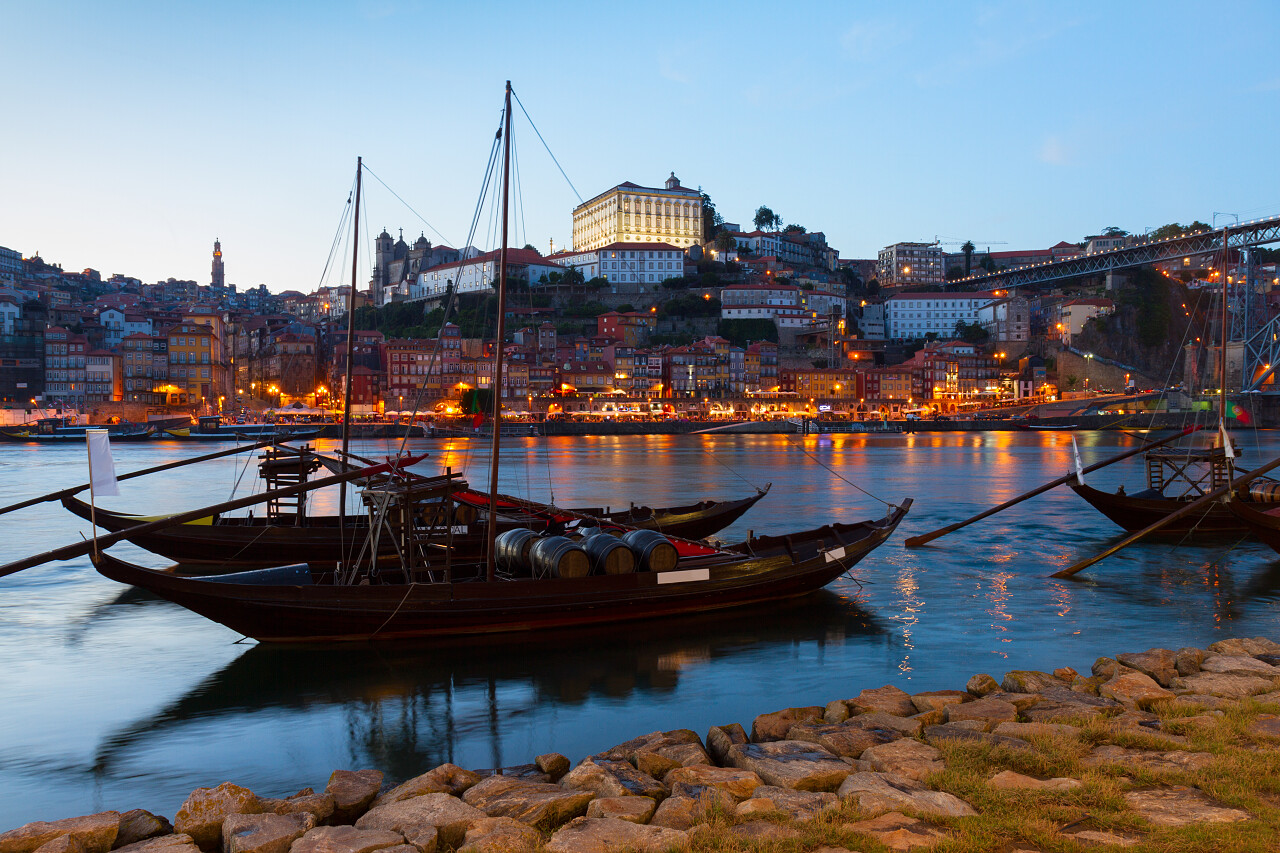 波尔图杜罗河与传统葡萄酒的港口的船只葡萄牙的夜景