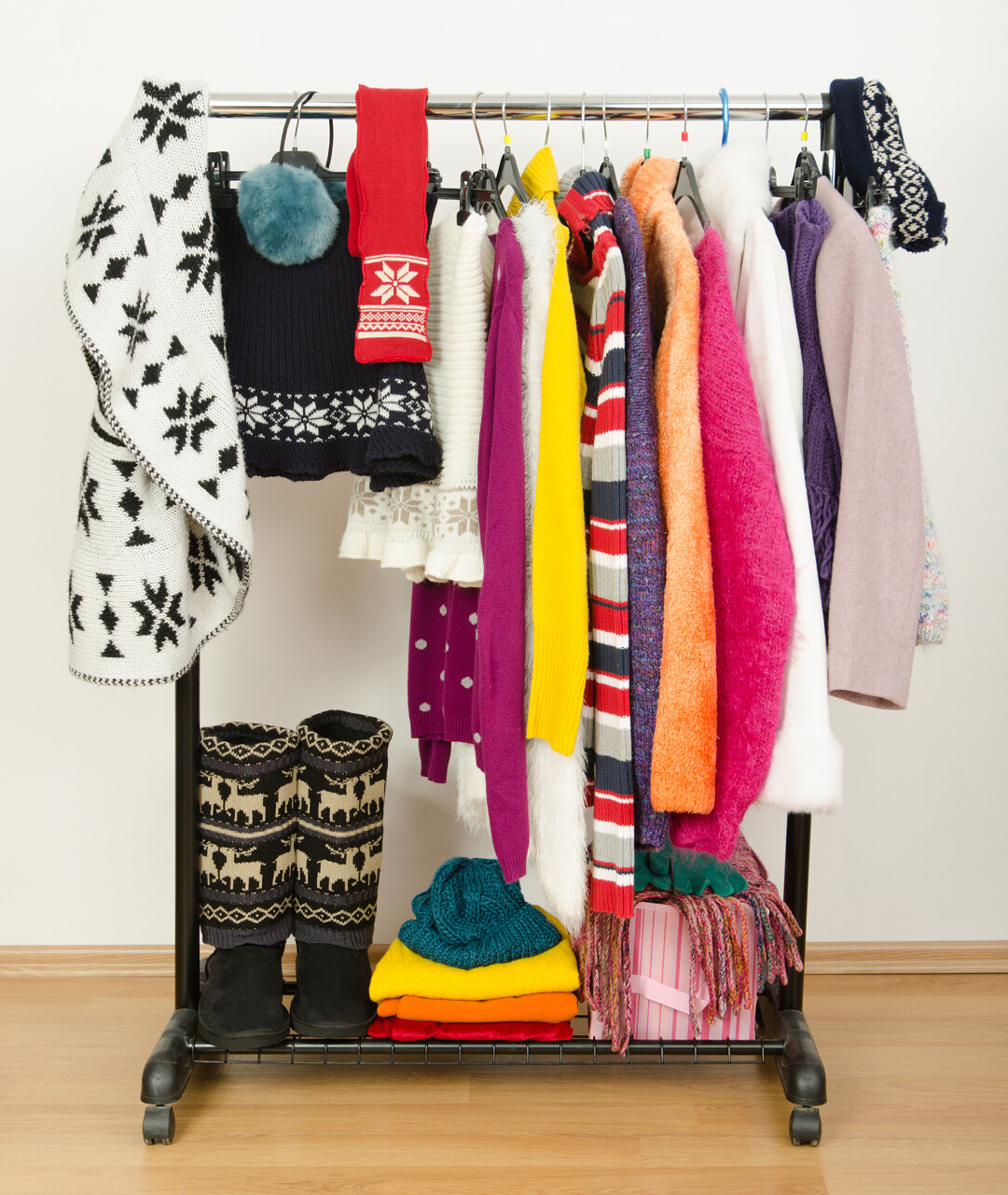 更衣室衣柜与色彩鲜艳的衣服和配件在衣架上