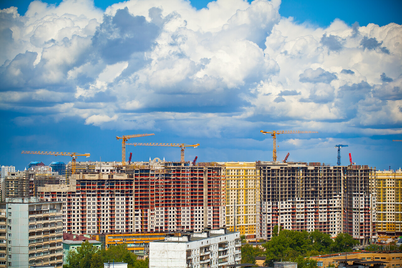 建设一个新区与湛蓝的天空云