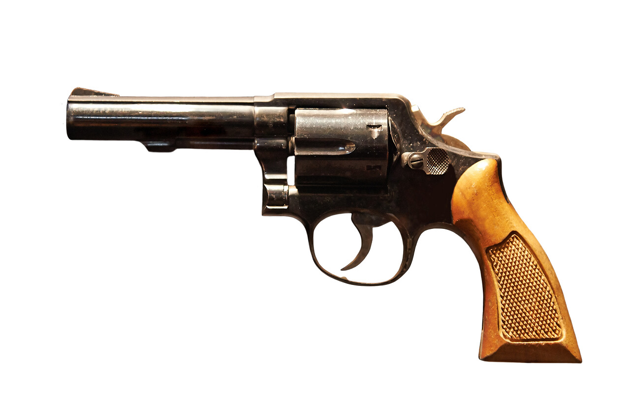孤立在白色背景上的老式左轮手枪
