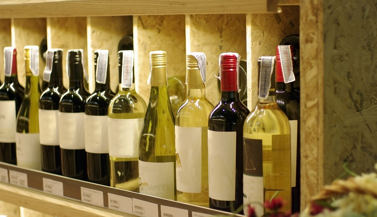 在木架子上的酒瓶